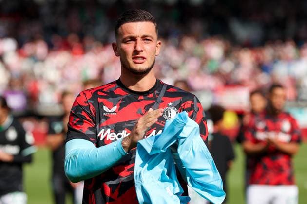 2024-08-25 Sparta Rotterdam v Feyenoord - Dutch Eredivisie ROTTERDAM, NETHERLANDS - AUGUST 25: Goalkeeper Justin Bijlow of Feyenoord saying goodbye to the supporters during the Dutch Eredivisie match between Sparta Rotterdam and Feyenoord at Sparta-stadion Het Kasteel on August 25, 2024 in Rotterdam, Netherlands. (Photo by Hans van der Valk BSR Agency) Rotterdam Netherlands Content not available for redistribution in The Netherlands directly or indirectly through any third parties. Copyright: xBSRxAgencyx