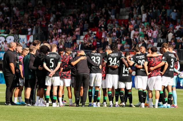 2024-08-25 Sparta Rotterdam v Feyenoord - Dutch Eredivisie ROTTERDAM, NETHERLANDS - AUGUST 25: Huddle of Feyenoord after the match during the Dutch Eredivisie match between Sparta Rotterdam and Feyenoord at Sparta-stadion Het Kasteel on August 25, 2024 in Rotterdam, Netherlands. (Photo by Hans van der Valk BSR Agency) Rotterdam Netherlands Content not available for redistribution in The Netherlands directly or indirectly through any third parties. Copyright: xBSRxAgencyx