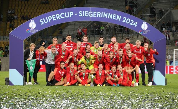 25 08 2024, xgrfx, Fussball Supercup Frauen 2024, FC Bayern München VfL Wolfsburg emspor, v l Siegerfoto Google Pixel Supercup 2024 FC Bayern München DFL DFB REGULATIONS PROHIBIT ANY USE OF PHOTOGRAPHS as IMAGE SEQUENCES and or QUASI VIDEO Dresden