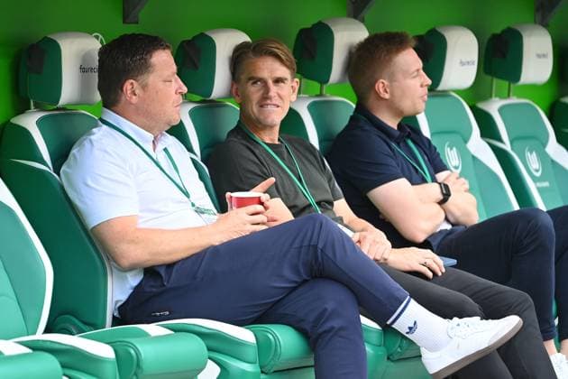 from left Max EBERL Chief Sports Officer FC Bayern Muenchen , Christoph FREUND Sports Director Bayern Muenchen , Bastian WERNSCHEID Team Manager Soccer 1 Bundesliga Season 2024 2025, 1 Matchday, Matchday01 VFL Wolfsburg FC Bayern Muenchen 2 3 on 25 08 2024, VOLKSWAGEN ARENA