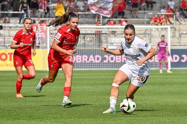 Estrella Merino Gonzalez Bayer 04 Leverkusen, 20 on the ball and plays a pass GER, SC Freiburg Bayer 04 Leverkusen, women football, Google Pixel Frauen Bundesliga, 1 Spieltag, Saison 2024 2025, 31 08 2024 DFB REGULATIONS PROHIBIT ANY USE OF PHOTOGRAPHS AS IMAGE SEQUENCES AND OR QUASI VIDEO GER, SC Freiburg Bayer 04 Leverkusen, women football, Google Pixel Frauen Bundesliga, 1 Spieltag, Saison 2024 2025, 31 08 2024 Freiburg Copyright: xEibner-Pressefoto ThomasxHessx EP_THS