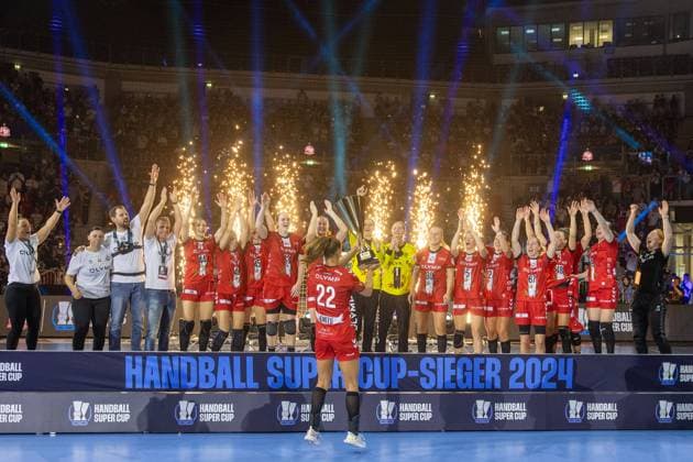 Xenia Smits HB Ludwigsburg, 22 celebrates winning the Handball Super Cup 2024 HB Ludwigsburg vs TuS Metzingen with her team, Handball, Handball Super Cup 2024, 2024 25, 31 08 2024 HB Ludwigsburg vs TuS Metzingen, Handball, Handball Super Cup 2024, 2024 25, 31 08 2024 Duesseldorf Copyright: xEibner-Pressefoto GerhardxWingenderx EP_GWR