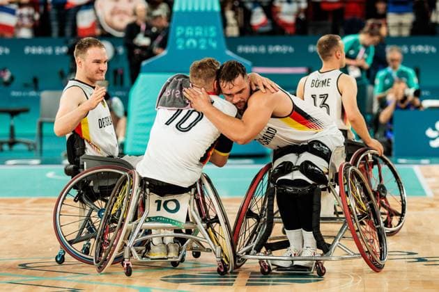 Paris 2024 Paralympics Wheelchair basketball Germany France Men, 31 08 2024 PARIS, FRANCE 31 August Wheelchair basketball Germany France Men Paris 2024 Paralympics on 31 08 2024 at the Bercy Arena in Paris France Jan Haller Germany, 10 and Matthias Güntner Germany, 6 embrace after the game Copyright: xBEAUTIFULxSPORTS Wunderlx