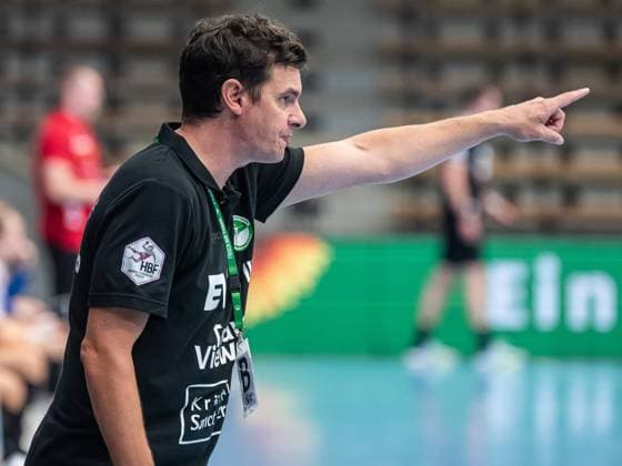 Nico Kiener, Head Coach Frisch Auf Women gives instructions to his team, Frisch Auf Goeppingen vs HSV Solingen Graefrath 76, Handball, DHB Cup, Season 2024 2025, 01 09 2024, Frisch Auf Goeppingen vs HSV Solingen Graefrath 76, Handball, DHB Cup, Season 2024 2025, 01 09 2024 Goeppingen Copyright: xMichaelxSchmidt Eibner-Pressefotx EP_MST