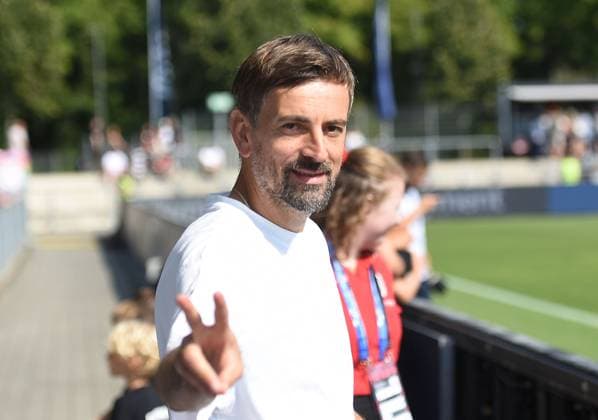 31 08 2024, xhbx, Fußball Google Pixel Frauen Bundesliga, Eintracht Frankfurt FC Carl Zeiss Jena emspor, v l Trainer Niko Arnautis Eintracht Frankfurt Damen DFL DFB REGULATIONS PROHIBIT ANY USE OF PHOTOGRAPHS as IMAGE SEQUENCES and or QUASI VIDEO Frankfurt am Main