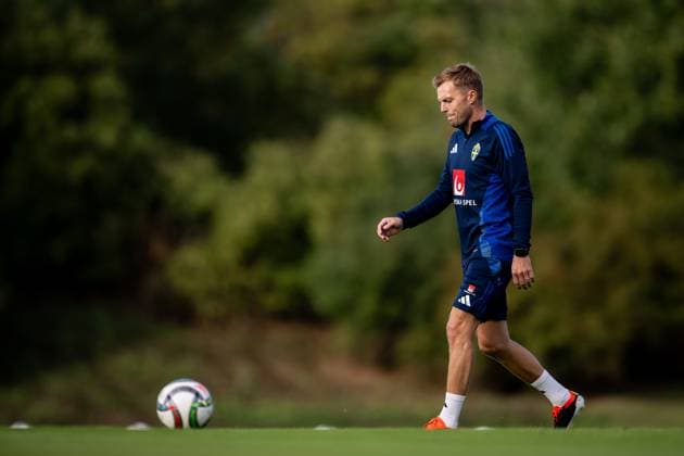 240902 Assistant coach Sebastian Larsson of the Swedish national football team at a training session on September 2, 2024 in Stockholm Photo Maxim Thore BILDBYRAN kod MT MT0660 fotboll football soccer fotball nations league träning practice training sverige sweden sverige a bbeng  Copyright: MAXIMxTHORE BB240902MT058