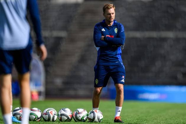 240903 Assistant coach Sebastian Larsson of the Swedish men s football national team at a training session on September 3, 2024 in Stockholm Photo Jesper Zerman BILDBYRAN kod JZ JZ0565 fotboll football soccer fotball nations league träning practice training sverige sweden sverige a bbeng  Copyright: JESPERxZERMAN BB240903JZ016