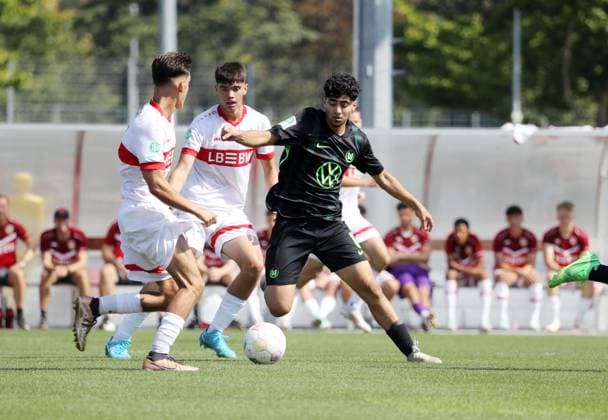 31 08 24 U19 VfB Stuttgart U19 VfL Wolfsburg Germany, Stuttgart, 31 08 2024, Football, U19 DFB Cup, U19 VfB Stuttgart U19 VfL Wolfsburg f l Deli Hajdini, Mirza Catovic both VfB Stuttgart , Darwin Soylu VfL Wolfsburg