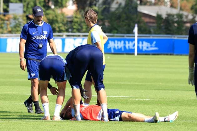 DEU, DFL, 2 FBL Hertha BSC, Training, 04 09 2024, Sportforum, Berlin, DEU, DFL, 2 FBL Hertha BSC, Training, in the picture Diego Demme Hertha BSC Berlin 6 , got the ball in the face, head coach Cristian Fiel Hertha BSC Berlin DFL regulations prohibit any use of Photographs as image sequences and or quasi video Foto Juergen Engler nordphoto GmbH nordphotoxGmbHx xEngler nph00076