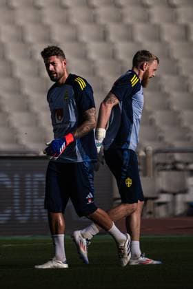 240904 Goalkeeper Viktor Johansson and goalkeeper Kristoffer Nordfeldt of the Swedish national football team during a training session on September 4, 2024 in Baku Photo Maxim ThorÃ BILDBYRAN code MT MT0661 fotboll football soccer fotball landskamp träning practice training sverige sweden sverige a bbeng  Copyright: MAXIMxTHORE BB240904MT055