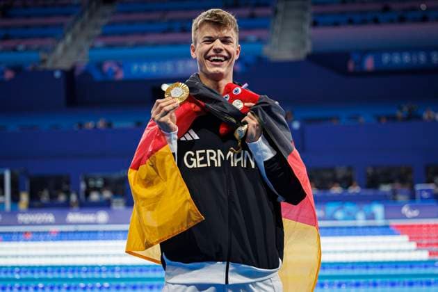 Paralympics Para Swimming Paris, 05 09 2024 ENGEL Taliso S13 GER Para Swimming wins gold, Paralympics Para Swimming on 05 09 24 at La Defense Arena in Paris France Copyright: xBEAUTIFULxSPORTS B.Hoffmannx