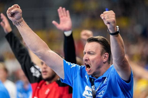 Filip Jicha coach, head coach, THW , single picture, single photo, action, action , cheers over a goal, cheer, cheering, goal celebration, celebrate the goal, goal, celebration, cheers over the goal, rejoicing, joy, rejoices, optimistic, positive, game scene, highlight, single picture, action, 05 09 2024, Mannheim Germany , Handball, Bundesliga, Rhein Neckar Löwen THW Kiel xozx