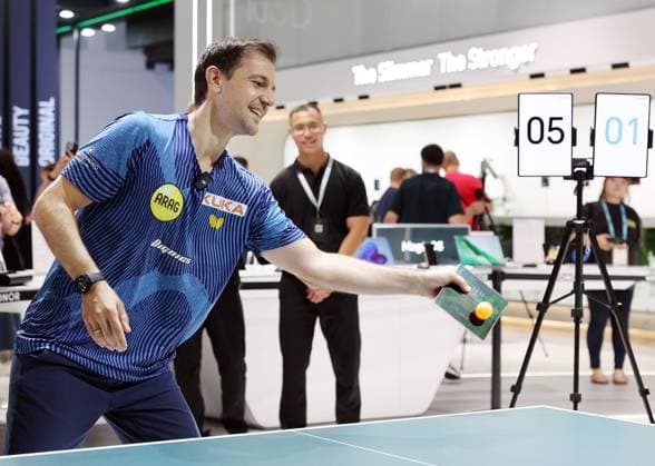 06 09 2024, Berlin Germany IFA, table tennis player Timo Boll swaps his racket for a cell phone from Honor for a small match
