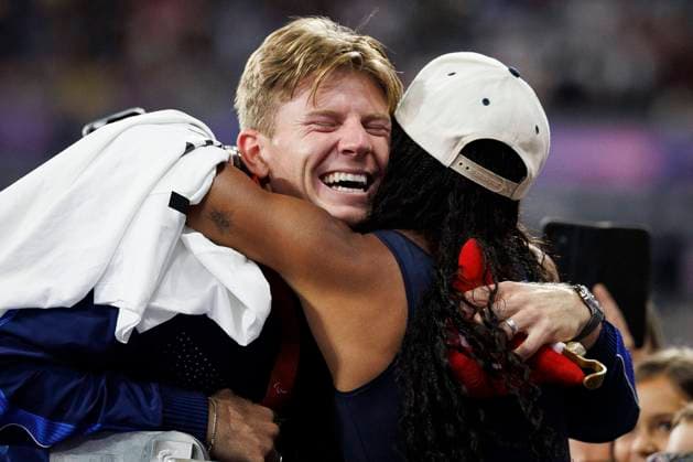 Paralympics Para Athletics Paris, 06 09 2024 Olympic long jump champion Tara Davis Woodhall celebrates with her husband, Paralympics 400m winner T62 , Hunter Woodhall Paralympics Para Athletics on 06 09 2024 at the Stade de France in Paris France Copyright: xBEAUTIFULxSPORTS AxelxKohringx