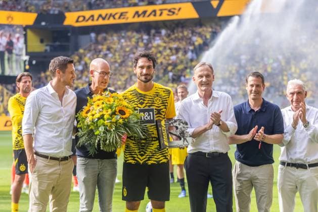 07 09 2024, Football, Season 2024 2025, Farewell match of Lukasz Piszczek and Jakub Blaszczykowski, f l Sebastian Kehl Borussia Dortmund , Carsten Kramer Borussia Dortmund , Hans Joachim Watzke Borussia Dortmund , Lars Ricken Borussia Dortmund say goodbye to Mats Hummels in the middle Dortmund Signal Iduna Park NRW Germany xRHR PHOTO YYx Copyright: StephanxSchuetze RHR-FOTOx RHR-FOTO YY
