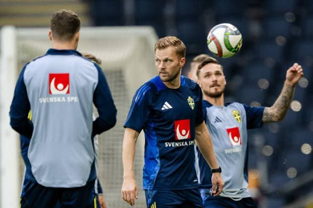 240907 Assistant coach Sebastian Larsson of the Swedish men s football national team at a training session on September 7, 2024 in Stockholm Photo Simon Hastegard BILDBYRAN code SH SH0517 fotboll football soccer fotball nations league träning practice training sverige sweden sverige a bbeng  Copyright: SIMONxHASTEGARD BB240907SH088