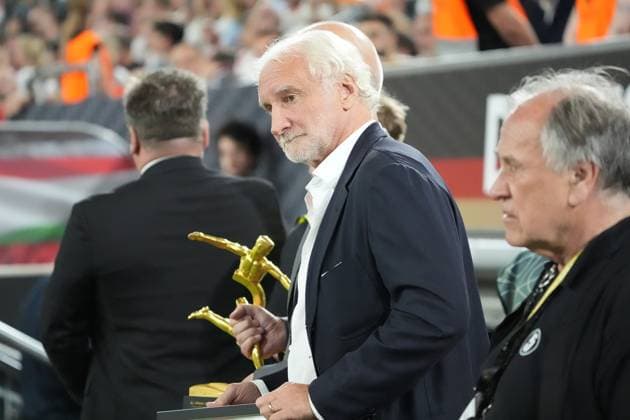 Sports Director Rudi Völler Germany Germany with the trophy of the best player Düsseldorf 07 09 2024 Germany vs Hungary, Nations League, Matchday 1