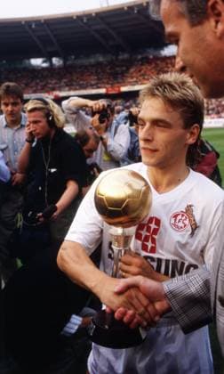 09 09 89 1 FC Köln SV Werder Bremen Germany, Cologne, 09 09 1989, Football, Bundesliga, 1 FC Köln SV Werder Bremen 4 2 Thomas Häßler 1 FC Köln Honor Award Trophy Germanys Footballer of the Year 1989