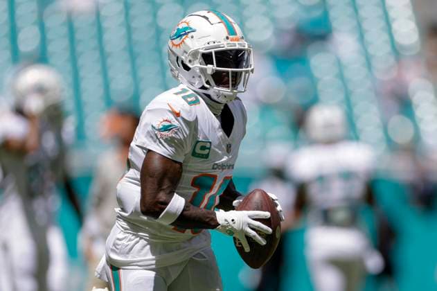 MIAMI GARDENS, FL - SEPTEMBER 08: Miami Dolphins wide receiver Tyreek Hill (10) warms up before the game between the Jacksonville Jaguars and the Miami Dolphins on September 8, 2024 at Hard Rock Stadium in Maimi Gardens, Fl. (Photo by David Rosenblum Icon Sportswire) NFL, American Football Herren, USA SEP 08 Jaguars at Dolphins EDITORIAL USE ONLY Icon240908181108