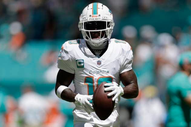 MIAMI GARDENS, FL - SEPTEMBER 08: Miami Dolphins wide receiver Tyreek Hill (10) warms up before the game between the Jacksonville Jaguars and the Miami Dolphins on September 8, 2024 at Hard Rock Stadium in Maimi Gardens, Fl. (Photo by David Rosenblum Icon Sportswire) NFL, American Football Herren, USA SEP 08 Jaguars at Dolphins EDITORIAL USE ONLY Icon240908181183