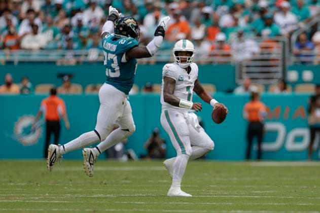 MIAMI GARDENS, FL - SEPTEMBER 08: Miami Dolphins quarterback Tua Tagovailoa (1) looks for a receiver during the game between the Jacksonville Jaguars and the Miami Dolphins on September 8, 2024 at Hard Rock Stadium in Maimi Gardens, Fl. (Photo by David Rosenblum Icon Sportswire) NFL, American Football Herren, USA SEP 08 Jaguars at Dolphins EDITORIAL USE ONLY Icon240908181273