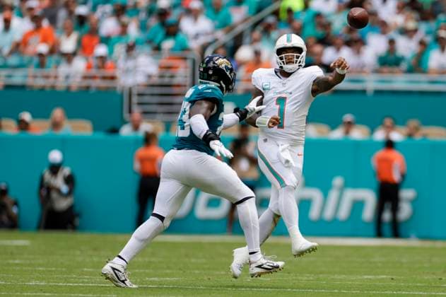 MIAMI GARDENS, FL - SEPTEMBER 08: Miami Dolphins quarterback Tua Tagovailoa (1) throws a pass during the game between the Jacksonville Jaguars and the Miami Dolphins on September 8, 2024 at Hard Rock Stadium in Maimi Gardens, Fl. (Photo by David Rosenblum Icon Sportswire) NFL, American Football Herren, USA SEP 08 Jaguars at Dolphins EDITORIAL USE ONLY Icon240908181277