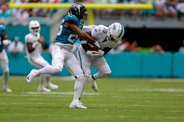 MIAMI GARDENS, FL - SEPTEMBER 08: Miami Dolphins wide receiver Tyreek Hill (10) catches a pass during the game between the Jacksonville Jaguars and the Miami Dolphins on September 8, 2024 at Hard Rock Stadium in Maimi Gardens, Fl. (Photo by David Rosenblum Icon Sportswire) NFL, American Football Herren, USA SEP 08 Jaguars at Dolphins EDITORIAL USE ONLY Icon240908181284