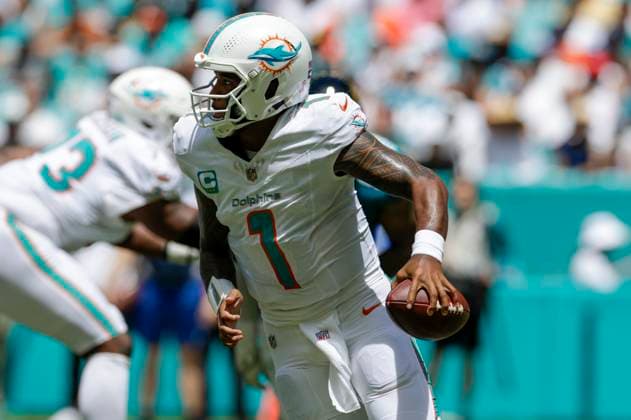 MIAMI GARDENS, FL - SEPTEMBER 08: Miami Dolphins quarterback Tua Tagovailoa (1) scrambles during the game between the Jacksonville Jaguars and the Miami Dolphins on September 8, 2024 at Hard Rock Stadium in Maimi Gardens, Fl. (Photo by David Rosenblum Icon Sportswire) NFL, American Football Herren, USA SEP 08 Jaguars at Dolphins EDITORIAL USE ONLY Icon240908181523