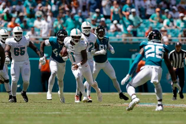 MIAMI GARDENS, FL - SEPTEMBER 08: Miami Dolphins quarterback Tua Tagovailoa (1) runs with the ball during the game between the Jacksonville Jaguars and the Miami Dolphins on September 8, 2024 at Hard Rock Stadium in Maimi Gardens, Fl. (Photo by David Rosenblum Icon Sportswire) NFL, American Football Herren, USA SEP 08 Jaguars at Dolphins EDITORIAL USE ONLY Icon240908181731