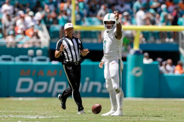 MIAMI GARDENS, FL - SEPTEMBER 08: Miami Dolphins quarterback Tua Tagovailoa (1) signals a first down during the game between the Jacksonville Jaguars and the Miami Dolphins on September 8, 2024 at Hard Rock Stadium in Maimi Gardens, Fl. (Photo by David Rosenblum Icon Sportswire) NFL, American Football Herren, USA SEP 08 Jaguars at Dolphins EDITORIAL USE ONLY Icon240908181755