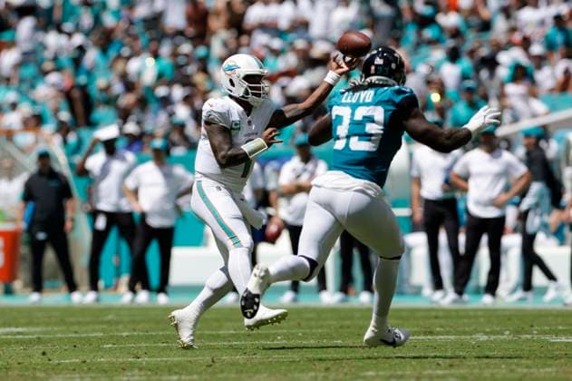 MIAMI GARDENS, FL - SEPTEMBER 08: Miami Dolphins quarterback Tua Tagovailoa (1) throws a pass during the game between the Jacksonville Jaguars and the Miami Dolphins on September 8, 2024 at Hard Rock Stadium in Maimi Gardens, Fl. (Photo by David Rosenblum Icon Sportswire) NFL, American Football Herren, USA SEP 08 Jaguars at Dolphins EDITORIAL USE ONLY Icon240908181821