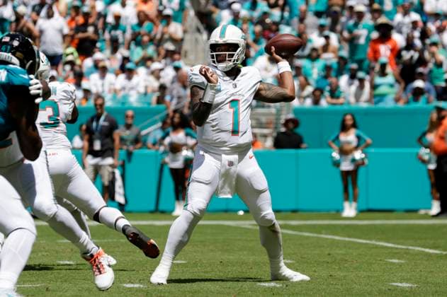 MIAMI GARDENS, FL - SEPTEMBER 08: Miami Dolphins quarterback Tua Tagovailoa (1) throws a pass during the game between the Jacksonville Jaguars and the Miami Dolphins on September 8, 2024 at Hard Rock Stadium in Maimi Gardens, Fl. (Photo by David Rosenblum Icon Sportswire) NFL, American Football Herren, USA SEP 08 Jaguars at Dolphins EDITORIAL USE ONLY Icon240908182350