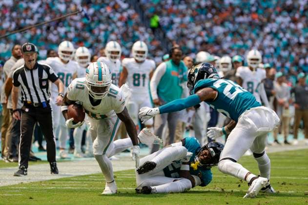 MIAMI GARDENS, FL - SEPTEMBER 08: Miami Dolphins wide receiver Tyreek Hill (10) runs with the ball during the game between the Jacksonville Jaguars and the Miami Dolphins on September 8, 2024 at Hard Rock Stadium in Maimi Gardens, Fl. (Photo by David Rosenblum Icon Sportswire) NFL, American Football Herren, USA SEP 08 Jaguars at Dolphins EDITORIAL USE ONLY Icon240908182410