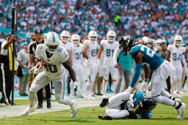 MIAMI GARDENS, FL - SEPTEMBER 08: Miami Dolphins wide receiver Tyreek Hill (10) runs with the ball during the game between the Jacksonville Jaguars and the Miami Dolphins on September 8, 2024 at Hard Rock Stadium in Maimi Gardens, Fl. (Photo by David Rosenblum Icon Sportswire) NFL, American Football Herren, USA SEP 08 Jaguars at Dolphins EDITORIAL USE ONLY Icon240908182413