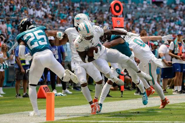 MIAMI GARDENS, FL - SEPTEMBER 08: Miami Dolphins wide receiver Tyreek Hill (10) runs with the ball during the game between the Jacksonville Jaguars and the Miami Dolphins on September 8, 2024 at Hard Rock Stadium in Maimi Gardens, Fl. (Photo by David Rosenblum Icon Sportswire) NFL, American Football Herren, USA SEP 08 Jaguars at Dolphins EDITORIAL USE ONLY Icon240908182425