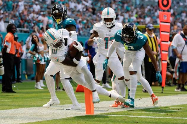 MIAMI GARDENS, FL - SEPTEMBER 08: Miami Dolphins wide receiver Tyreek Hill (10) runs with the ball during the game between the Jacksonville Jaguars and the Miami Dolphins on September 8, 2024 at Hard Rock Stadium in Maimi Gardens, Fl. (Photo by David Rosenblum Icon Sportswire) NFL, American Football Herren, USA SEP 08 Jaguars at Dolphins EDITORIAL USE ONLY Icon240908182428