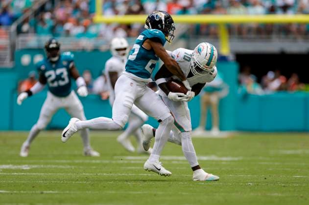 MIAMI GARDENS, FL - SEPTEMBER 08: Miami Dolphins wide receiver Tyreek Hill (10) catches a pass while defended by Jacksonville Jaguars safety Antonio Johnson (26) during the game between the Jacksonville Jaguars and the Miami Dolphins on September 8, 2024 at Hard Rock Stadium in Maimi Gardens, Fl. (Photo by David Rosenblum Icon Sportswire) NFL, American Football Herren, USA SEP 08 Jaguars at Dolphins EDITORIAL USE ONLY Icon240908181283