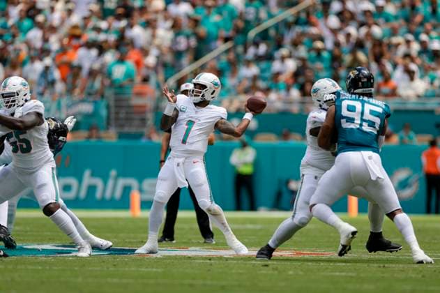 MIAMI GARDENS, FL - SEPTEMBER 08: Miami Dolphins quarterback Tua Tagovailoa (1) throws a pass during the game between the Jacksonville Jaguars and the Miami Dolphins on September 8, 2024 at Hard Rock Stadium in Maimi Gardens, Fl. (Photo by David Rosenblum Icon Sportswire) NFL, American Football Herren, USA SEP 08 Jaguars at Dolphins EDITORIAL USE ONLY Icon240908181299