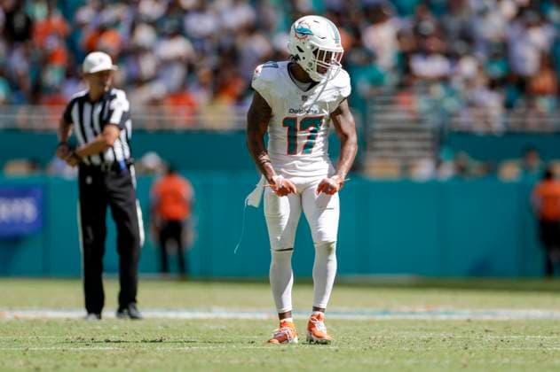 MIAMI GARDENS, FL - SEPTEMBER 08: Miami Dolphins wide receiver Jaylen Waddle (17) reacts after a play during the game between the Jacksonville Jaguars and the Miami Dolphins on September 8, 2024 at Hard Rock Stadium in Maimi Gardens, Fl. (Photo by David Rosenblum Icon Sportswire) NFL, American Football Herren, USA SEP 08 Jaguars at Dolphins EDITORIAL USE ONLY Icon240908182758