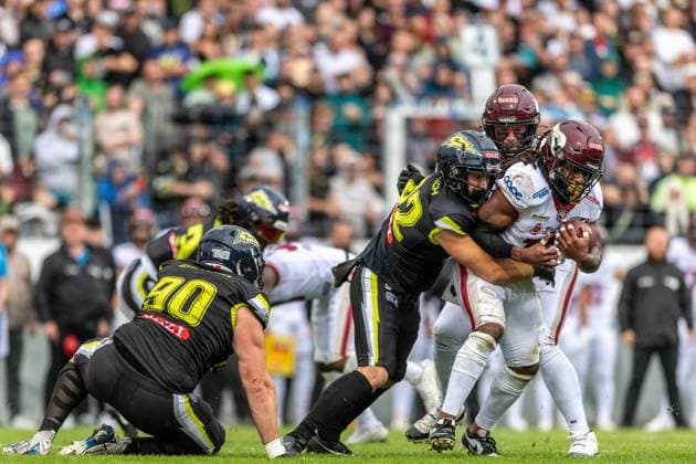 Glen Toonga Rhein Fire, 17 runs with the ball, Luis Bach Stuttgart Surge, 32 tackles him, Luis Bach Stuttgart Surge, 32 Stuttgart Surge vs Rhein Fire, American Football, ELF, Semi Finals, Season 2024, 08 09 2024, Stuttgart GAZI Stadium Germany Copyright: xFootxBowl JUSTxSHOTSx