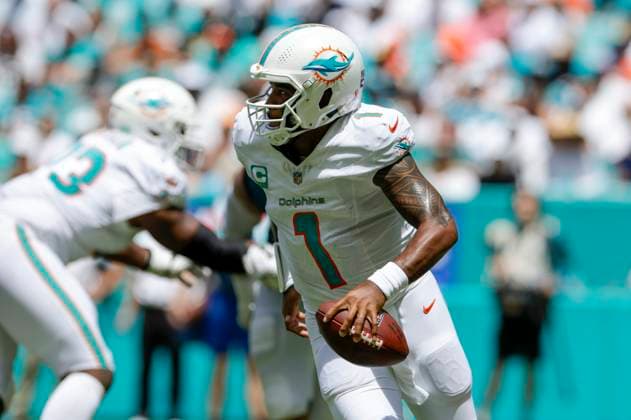 MIAMI GARDENS, FL - SEPTEMBER 08: Miami Dolphins quarterback Tua Tagovailoa (1) runs with the ball during the game between the Jacksonville Jaguars and the Miami Dolphins on September 8, 2024 at Hard Rock Stadium in Maimi Gardens, Fl. (Photo by David Rosenblum Icon Sportswire) NFL, American Football Herren, USA SEP 08 Jaguars at Dolphins EDITORIAL USE ONLY Icon240908181522