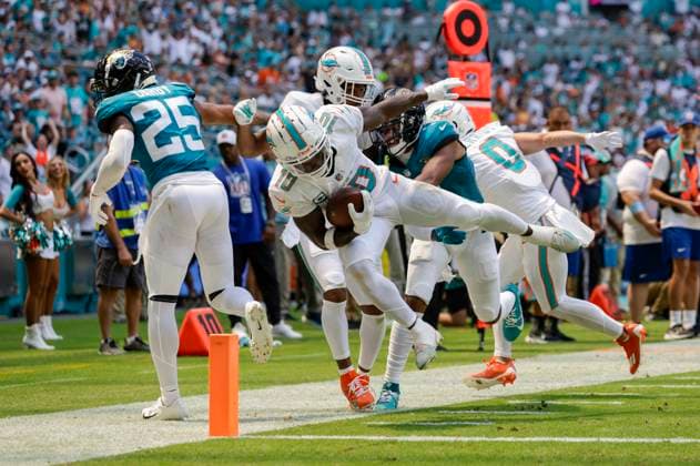 MIAMI GARDENS, FL - SEPTEMBER 08: Miami Dolphins wide receiver Tyreek Hill (10) runs with the ball during the game between the Jacksonville Jaguars and the Miami Dolphins on September 8, 2024 at Hard Rock Stadium in Maimi Gardens, Fl. (Photo by David Rosenblum Icon Sportswire) NFL, American Football Herren, USA SEP 08 Jaguars at Dolphins EDITORIAL USE ONLY Icon240908182426