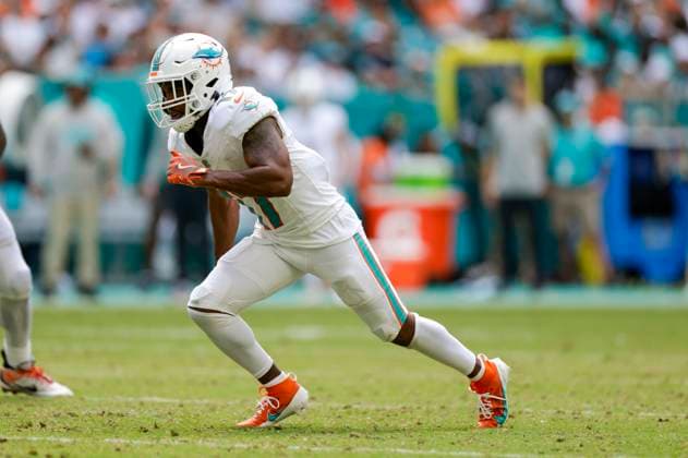 MIAMI GARDENS, FL - SEPTEMBER 08: Miami Dolphins wide receiver Jaylen Waddle (17) runs during the game between the Jacksonville Jaguars and the Miami Dolphins on September 8, 2024 at Hard Rock Stadium in Maimi Gardens, Fl. (Photo by David Rosenblum Icon Sportswire) NFL, American Football Herren, USA SEP 08 Jaguars at Dolphins EDITORIAL USE ONLY Icon240908182586