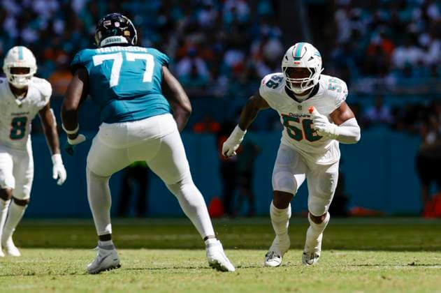 MIAMI GARDENS, FL - SEPTEMBER 08: Miami Dolphins linebacker Quinton Bell (56) runs during the game between the Jacksonville Jaguars and the Miami Dolphins on September 8, 2024 at Hard Rock Stadium in Maimi Gardens, Fl. (Photo by David Rosenblum Icon Sportswire) NFL, American Football Herren, USA SEP 08 Jaguars at Dolphins EDITORIAL USE ONLY Icon240908182788