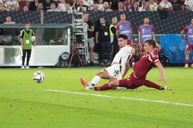 Aleksandar Pavlovic Germany Germany, 16 pulls away against Willi Orban Hungary Hungary, 06 and scores the goal to make it 4 0 Düsseldorf 07 09 2024 Germany vs Hungary, Nations League, Matchday 1