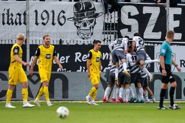 Players of SV Sandhausen SVS , cheer about the goal to 1 0, jubilation, goal celebration, celebrate the goal, goal, celebration, cheers about the goal, rejoicing, joy, rejoices, optimistic, positive, game scene, Highlight, Action, Action, 13 09 2024, Sandhausen Germany , Soccer, 3 Liga, SV Sandhausen Borussia Dortmund II, DFB DFL REGULATIONS PROHIBIT ANY USE OF PHOTOGRAPHS AS IMAGE SEQUENCES AND OR QUASI VIDEO xozx