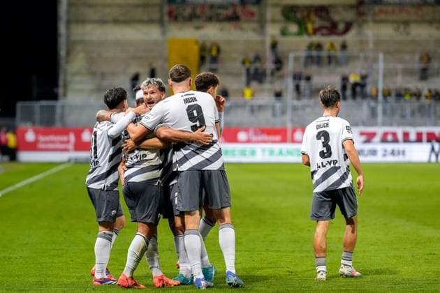 Players of SV Sandhausen SVS , cheer about the goal to 3 0, jubilation, goal celebration, celebrate the goal, goal, celebration, cheers about the goal, rejoicing, joy, rejoices, optimistic, positive, game scene, Highlight, Action, Action, 13 09 2024, Sandhausen Germany , Football, 3 Liga, SV Sandhausen Borussia Dortmund II, DFB DFL REGULATIONS PROHIBIT ANY USE OF PHOTOGRAPHS AS IMAGE SEQUENCES AND OR QUASI VIDEO xozx