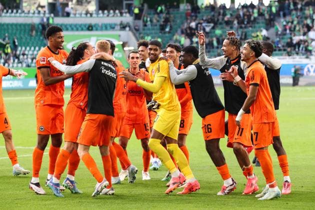 Goalkeeper Kaua Santos Eintracht Frankfurt,40 is celebrated by his teammates 1 Soccer Bundesliga Season 2024 2025 Point Match VfL Wolfsburg vs Eintracht Frankfurt at the Volkswagen Arena in Wolfsburg Action,Soccer,Germany,Man,Men,14 09 2024