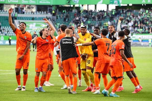 Goalkeeper Kaua Santos Eintracht Frankfurt,40 is celebrated by his teammates 1 Soccer Bundesliga Season 2024 2025 Point Match VfL Wolfsburg vs Eintracht Frankfurt at the Volkswagen Arena in Wolfsburg Action,Soccer,Germany,Man,Men,14 09 2024