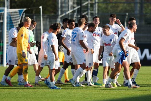 14 09 2024, Football, Men, Regionalliga Nord, Matchday 9, BSV Kickers Emden Holstein Kiel II Holstein Kiel celebrates 1 3 away win